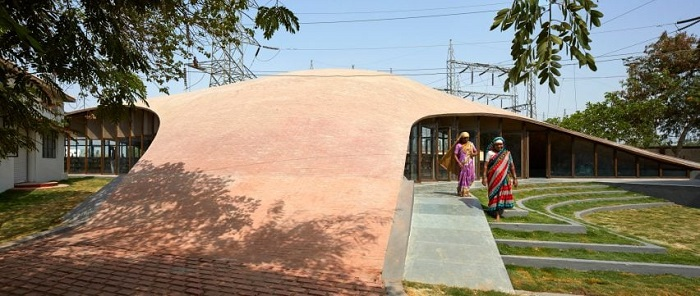 Biblioteca Maya Somaiya en Kopargaon, India estructura enladrillada